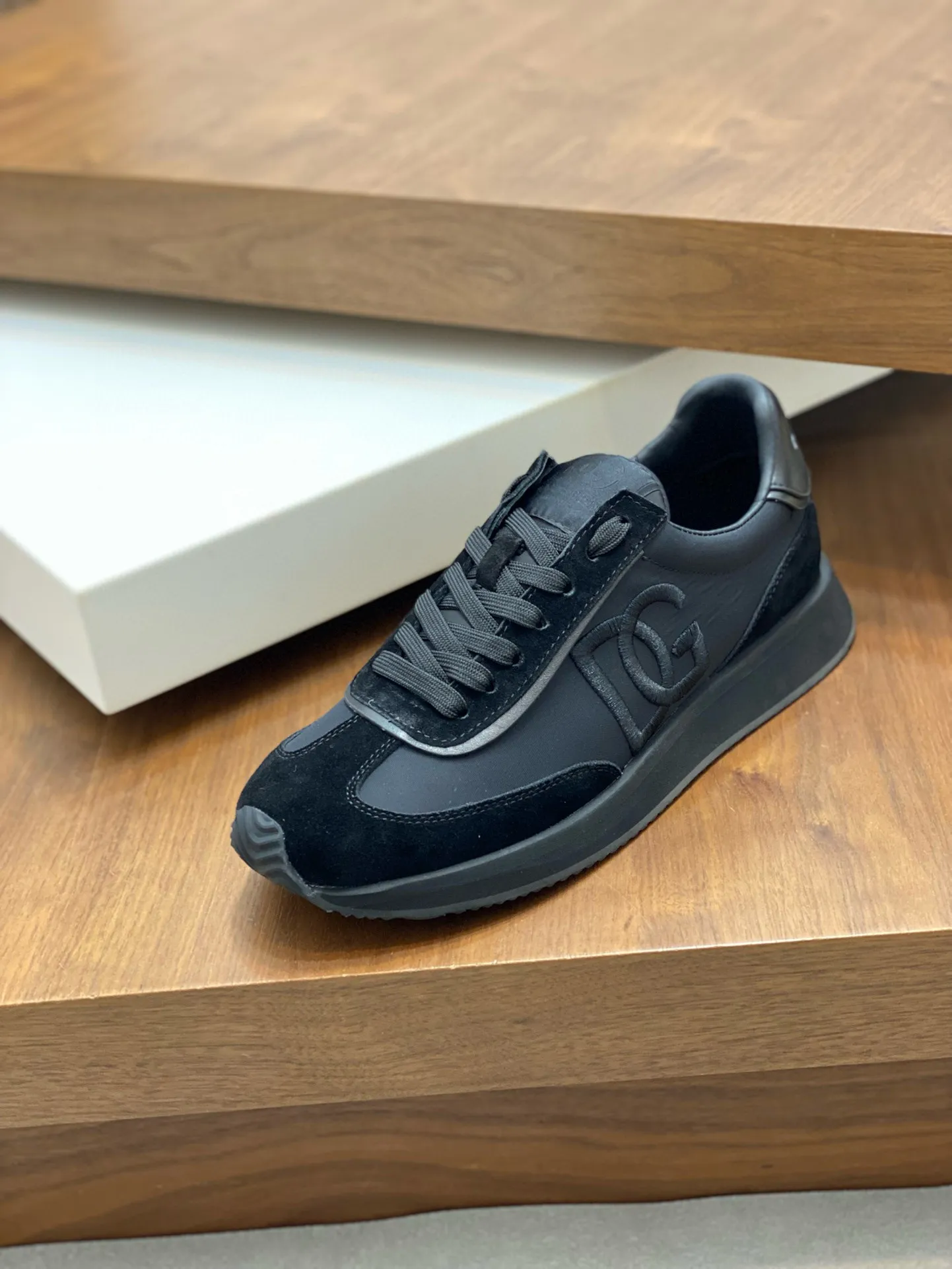 Factory price: 458💰••New products••Dolce&Gabbana••DG✔️High-end men's sports•casual shoes. Original goods from top counters. Original imported cowhide, multi-material splicing design ➕Imported cowhide lining, cowhide feet ➕Original TPR elastic outsole. Size: 39-44 (38, 45 customized)